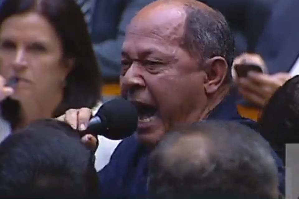 Deputado de Rondônia se irrita com questionamentos sobre Bebianno e berra: ‘Aqui não tem laranjal!’