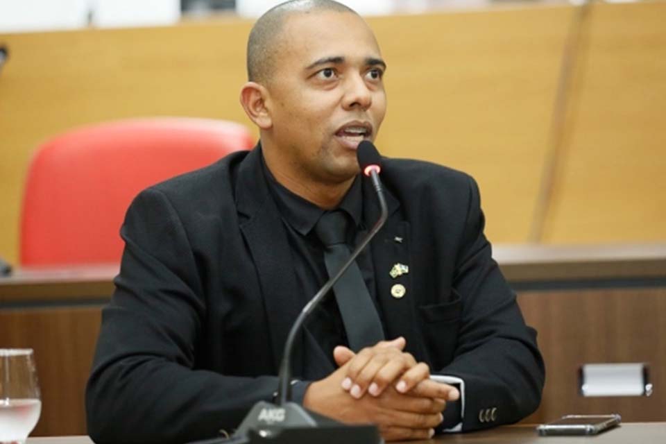 Deputado Jhony Paixão expede Nota de Repúdio e chama de “fake news” informações sobre suposto envolvimento com mulheres