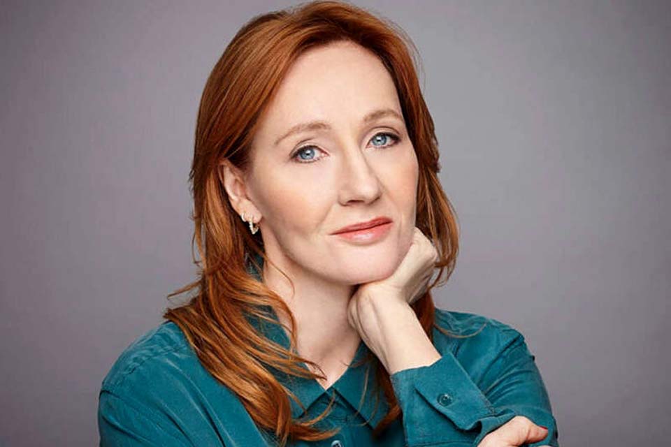 J.K. Rowling volta a fazer comentários transfóbicos no Twitter