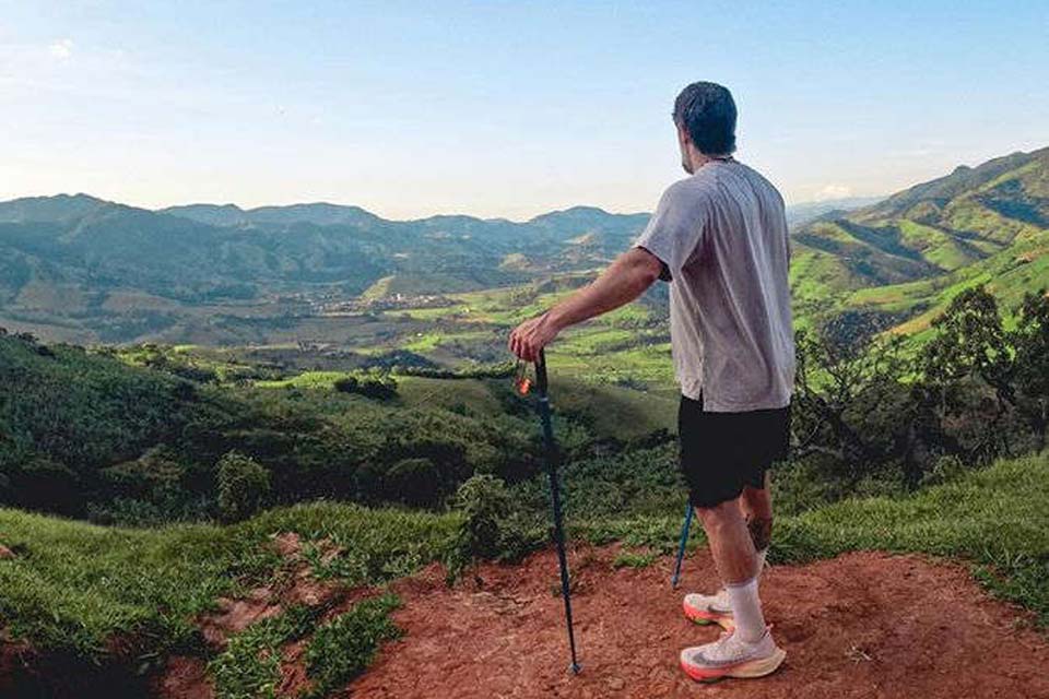 Marcos Mion caminha 110 quilômetros para pagar promessa após ser contratado pela Globo