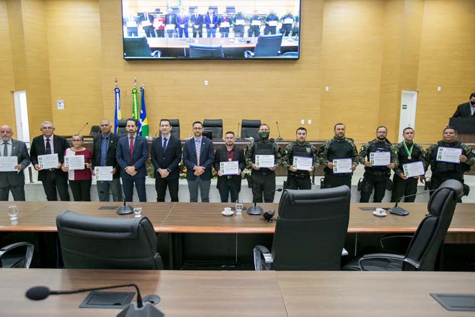 Deputado Anderson entrega Medalhas de Mérito e Votos de Louvor à Policiais Penais e Policiais legislativos de Rondônia