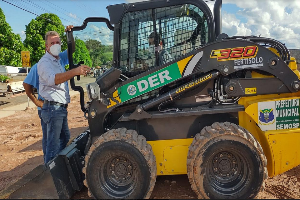 Em Santa Luzia do Oeste, Luizinho Goebel entrega mini carregadeira Bobcat com equipamentos