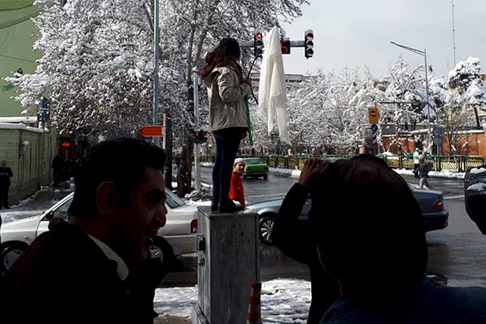 29 mulheres são presas no Irã por tirar o véu em público