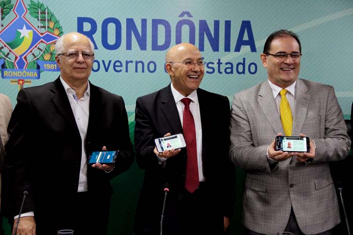Confúcio Moura e vice-governador Daniel Pereira recebem CNH digital do o diretor geral do Detran-RO
