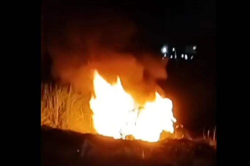 Carro é consumido por fogo após acidente na BR-364