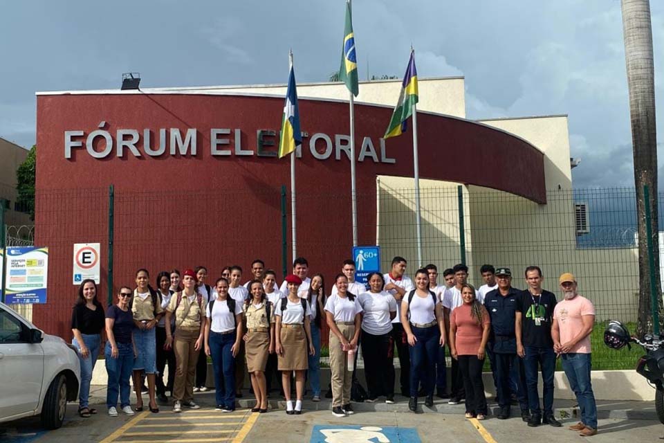 Jaru: Alunos do CTPM XIII Participam de Ação Cidadã no Cartório Eleitoral