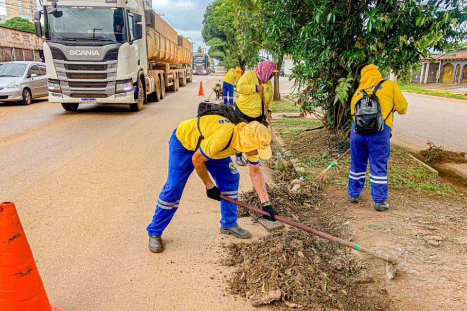 Equipes de limpeza reforçam o trabalho na avenida Calama; população pode colaborar denunciando descarte irregular de lixo
