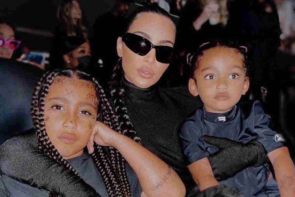 Kim Kardashian nega apropriação cultural após trançar os cabelos: “Minha filha pede”