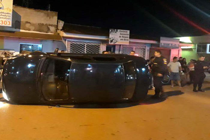 Porto Velho - Idoso tomba carro após bater em veículos estacionados