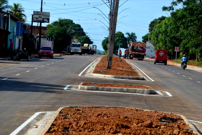 Obras de pavimentação asfáltica são concluídas na Avenida Candeias