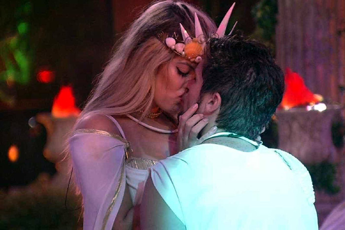 Breno e Jacqueline se beijam em festa 'Deuses Gregos' no 'BBB 18'