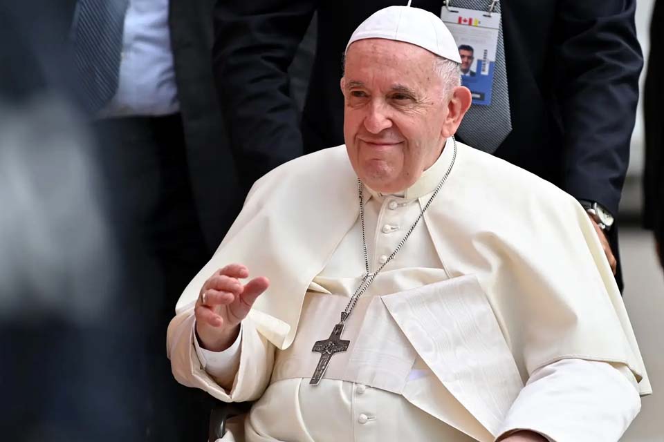 Papa Francisco receberá alta hospitalar nesta sexta-feira após cirurgia abdominal