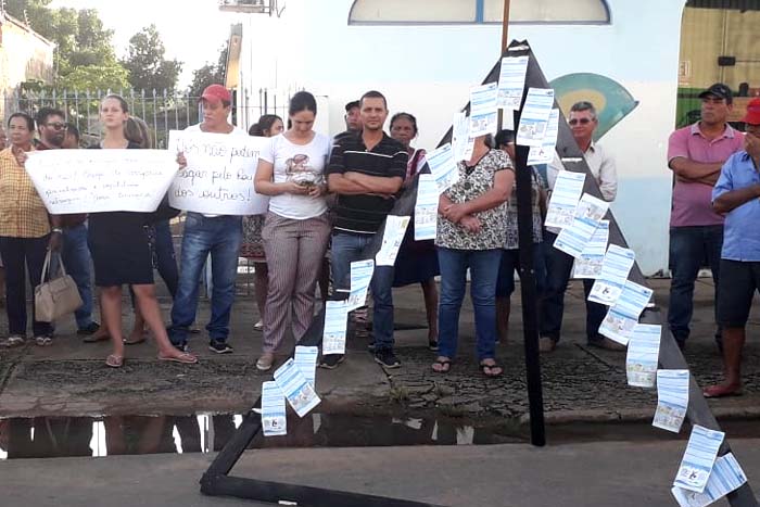 Consumidores jaruenses protestam em frente a Ceron contra aumento da energia