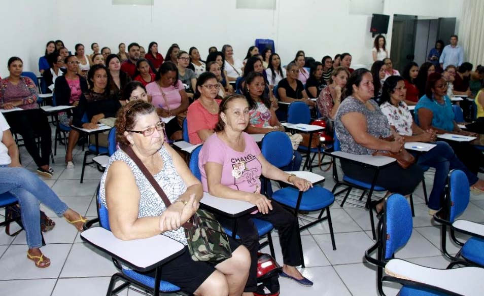 Merendeiras da rede municipal participam de curso de capacitação oferecido pela Semed