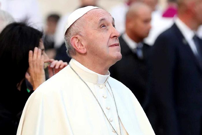 Papa expressa 'dor' por 'cruel atentado' em Bogotá