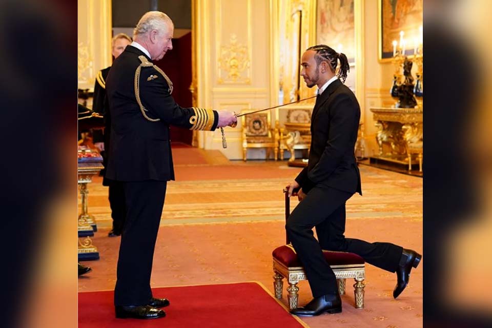 Lewis Hamilton recebe título de Cavaleiro da Rainha em cerimônia com príncipe Charles