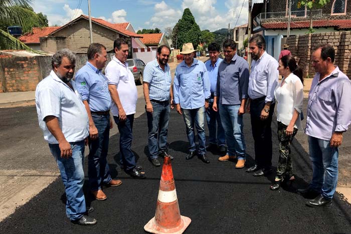 Confúcio visita em Presidente Médici obra em asfalto de emenda do deputado Laerte Gomes   