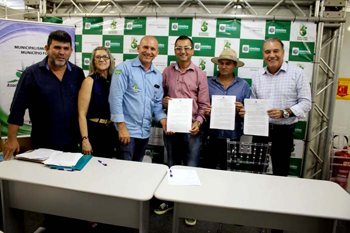 Nove prefeituras recebem R$ 3,4 milhões do Fitha na Rondônia Rural Show