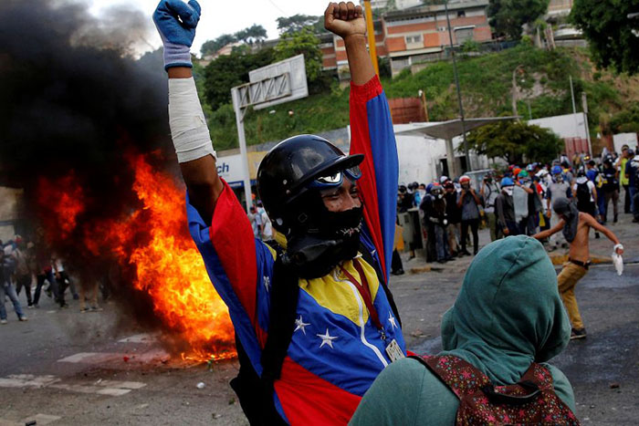 Mais de 30 pessoas ficam feridas em manifestação em Caracas