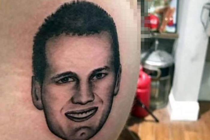 Fã tatua rosto de Tom Brady na bunda  