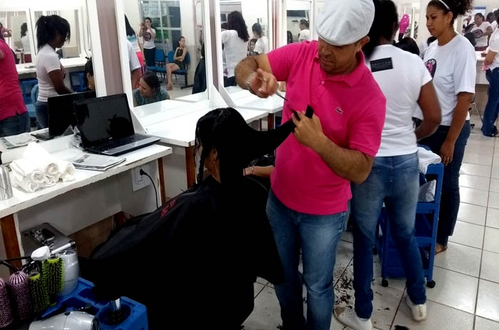 Moradores doam cabelos para mulheres com câncer