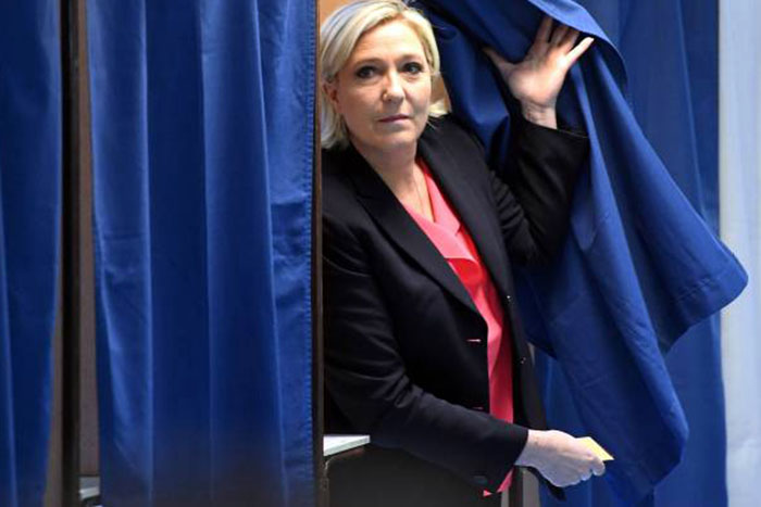 Derrotado, partido de Marine Le Pen discute até mudar de nome