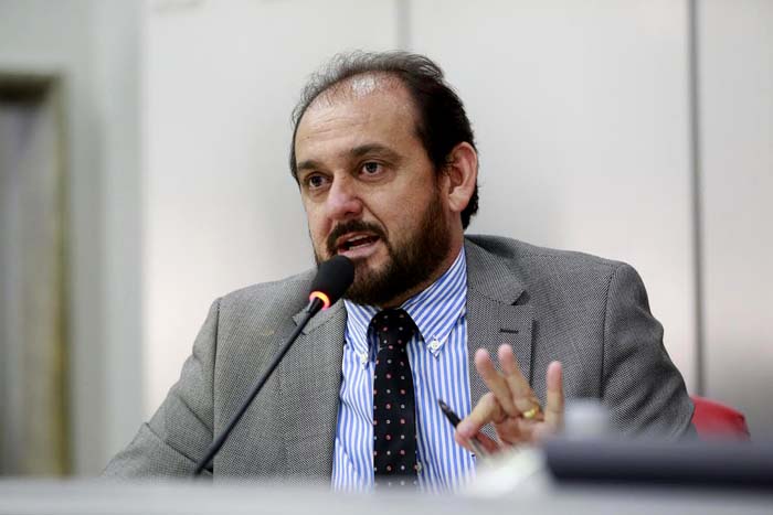 Laerte Gomes indica criação de cursos voltados a administração pública municipal no TCER