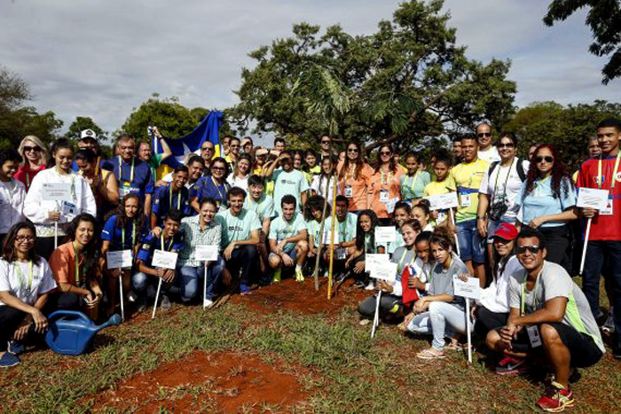 Atletas de badminton plantam árvores em ação sustentável dos Jogos Escolares da Juventude, em Brasília
