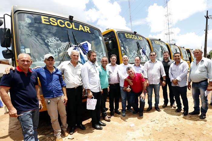 Maurão de Carvalho prestigia entrega de dez ônibus escolares em Cujubim