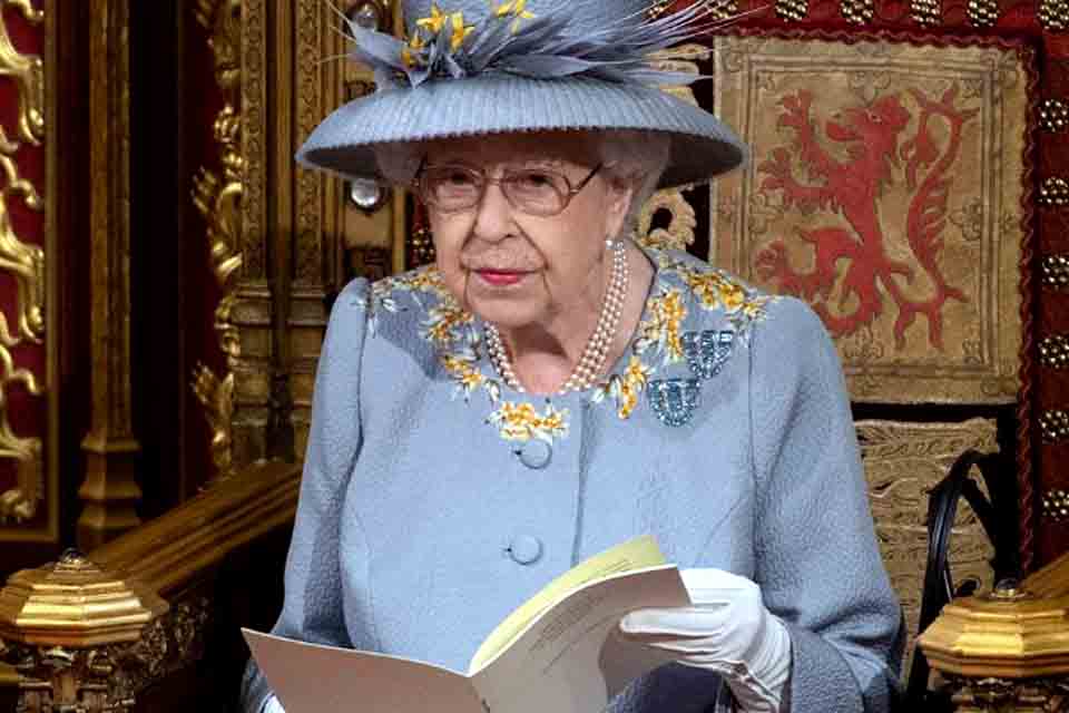 Rainha Elizabeth II admite fragilidade pela primeira vez: Como você pode ver, não consigo me mexer