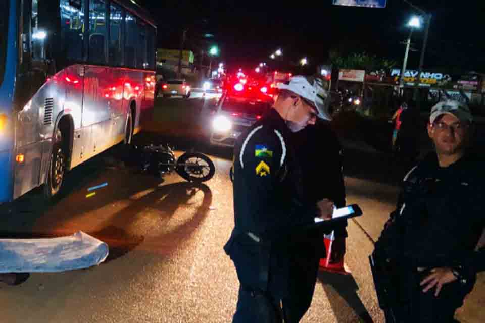 Motociclista morre ao bater em carro e cair de baixo de ônibus na zona leste