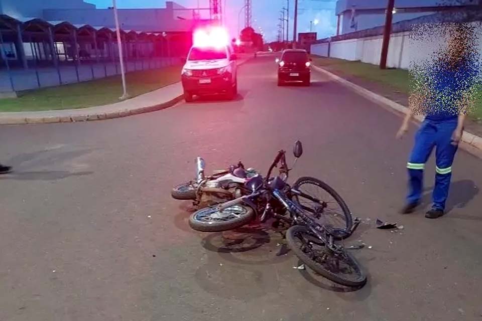 Moto e bicicleta colidem e vítimas são atendidas pelos Bombeiros 