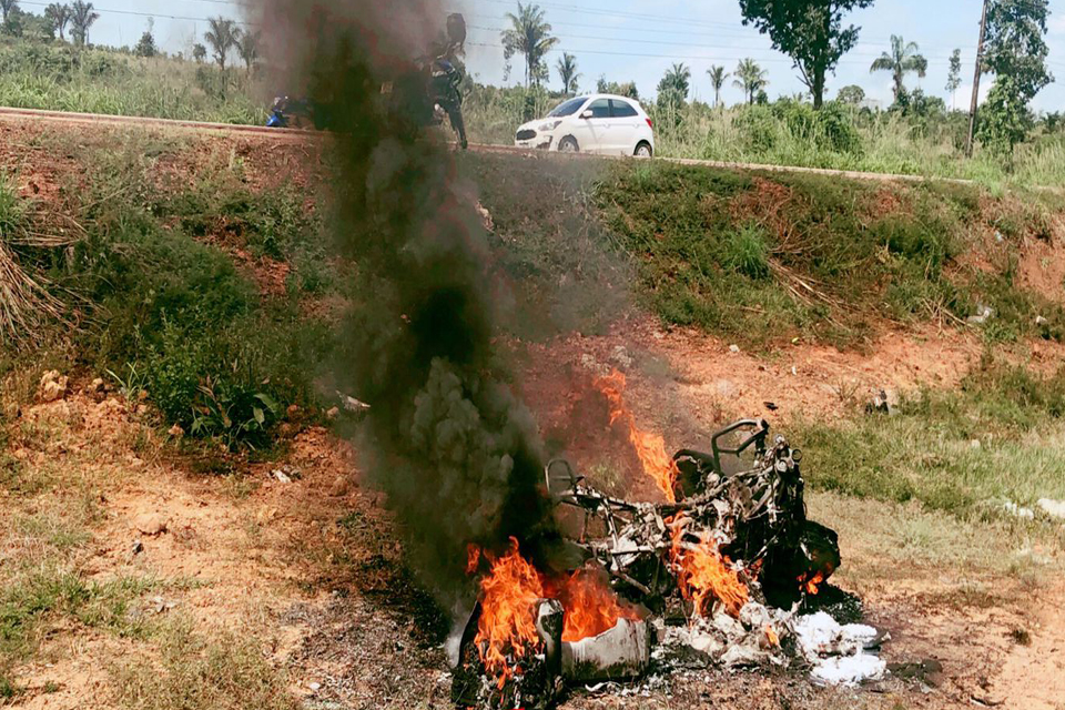 Casal em moto BMW sobrevive após veículo pegar fogo durante acidente na BR-364