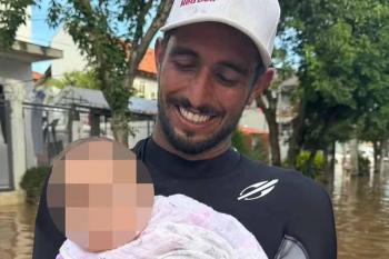 Esposa do surfista Lucas Chumbo se emociona com bebê resgatado pelo surfista no RS